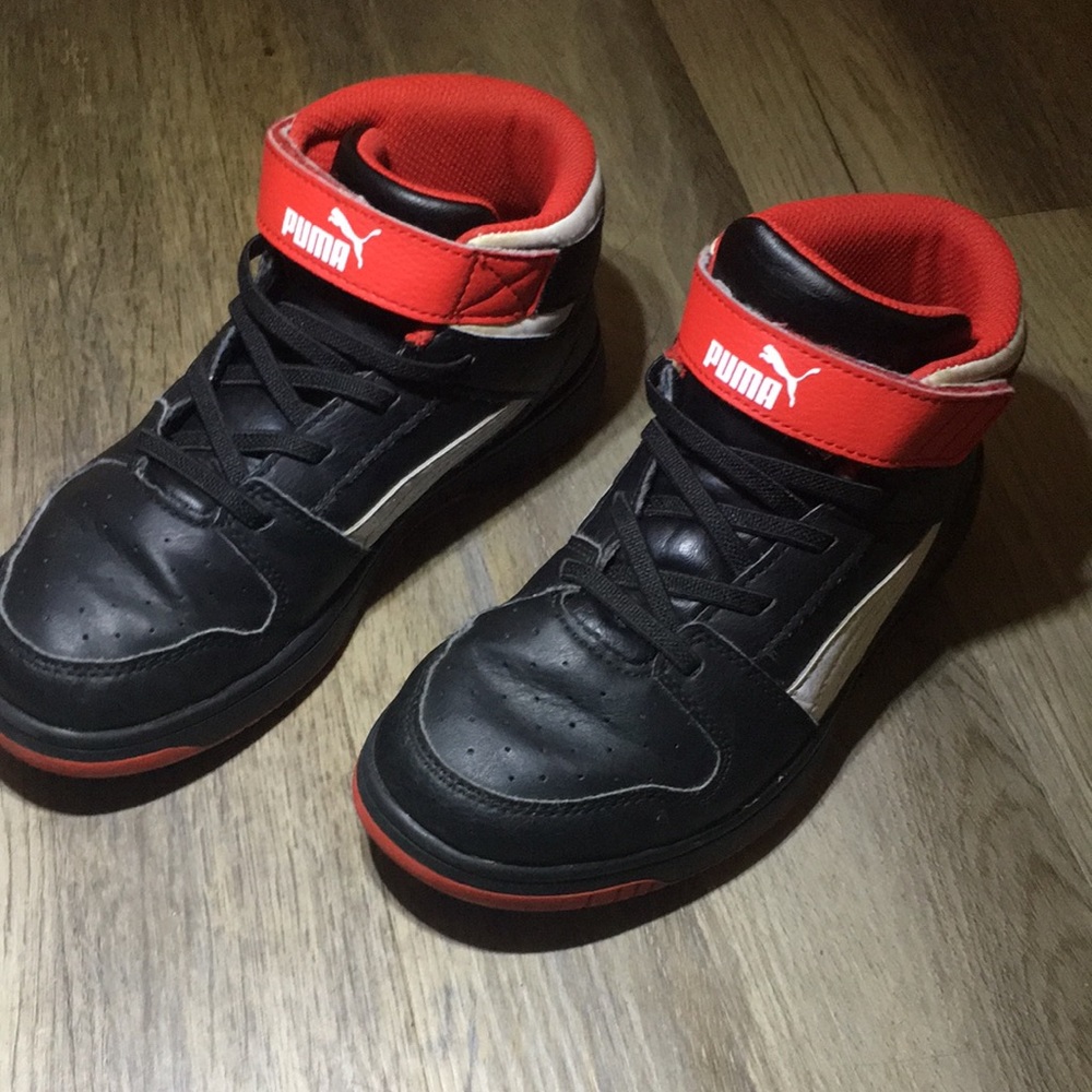 PUMA Rebound Layup Sneaker Black-High Risk Red/White little boy size 2C Unisex
